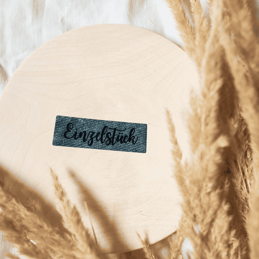 Schmales petrolfarbenes Kunstleder-Label mit der Aufschrift „Einzelstück“, ca. 4,2 x 1,3 cm, veganes Leder-Patch, laser-graviert bei Schnuckidu