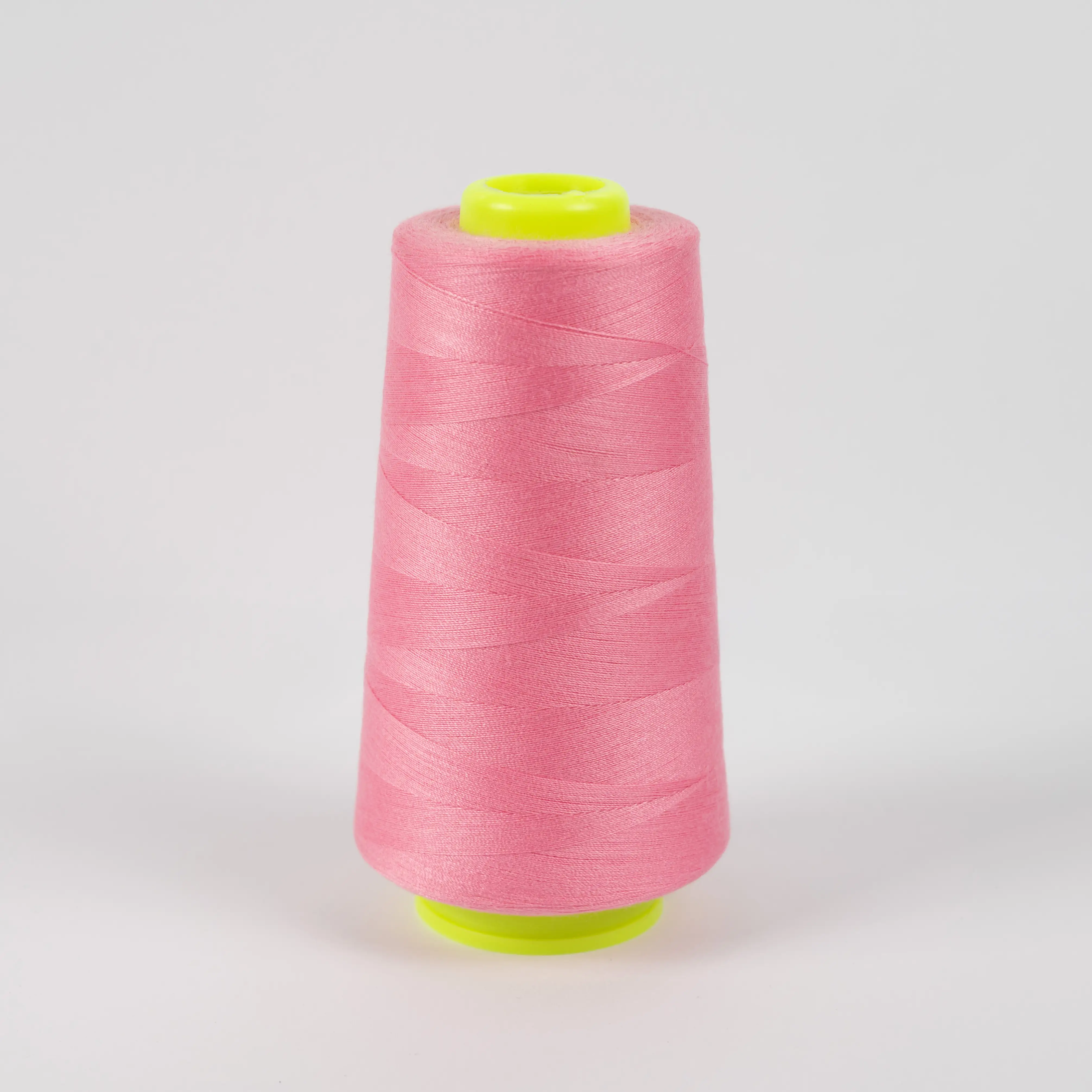Overlockgarn Spule in Pink – Hochwertiges Nähgarn aus 100% Polyester für Overlock- und Coverlockmaschinen. Reißfest, brillant und langlebig.
