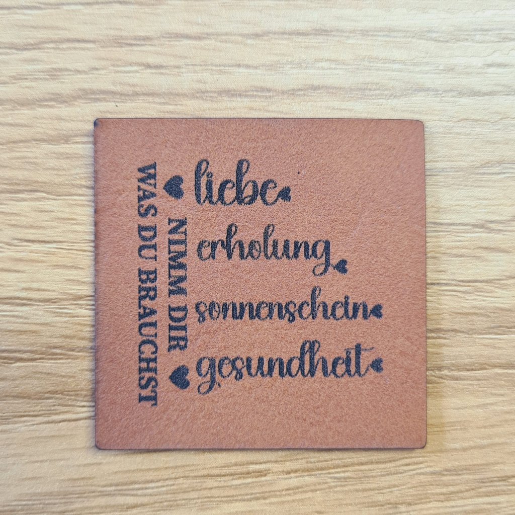 Quadratisches braunes Kunstleder-Label mit dem Spruch „Nimm dir was du brauchst“, ca. 4 x 4 cm, veganes Leder-Patch mit verschiedenen Symbolen, laser-graviert bei Schnuckidu