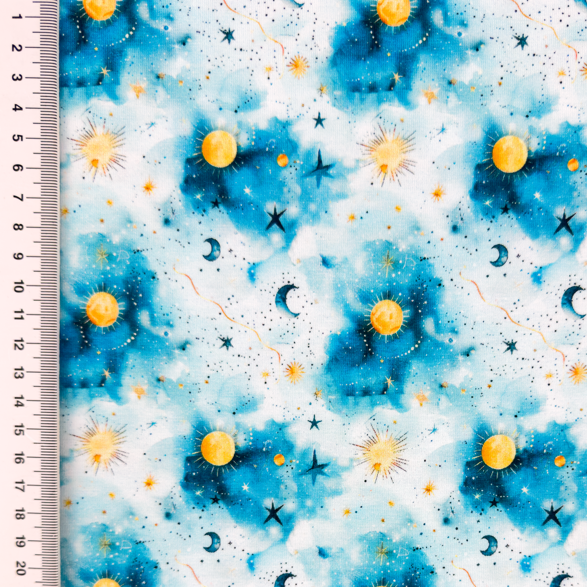 Hochwertiger Baumwolljersey mit himmlischem Sonne- und Sterne-Design, 95% Baumwolle, 5% Elasthan, weiche Meterware für Tag- und Nachtträumer