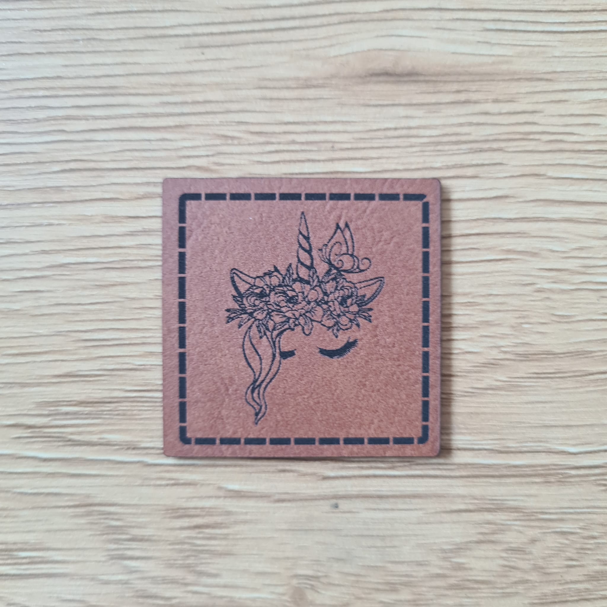„Einhorn“ Nählabel 4×4 cm – vegan, handmade, Schnuckidu® Kunstleder Braun/Schwarz
