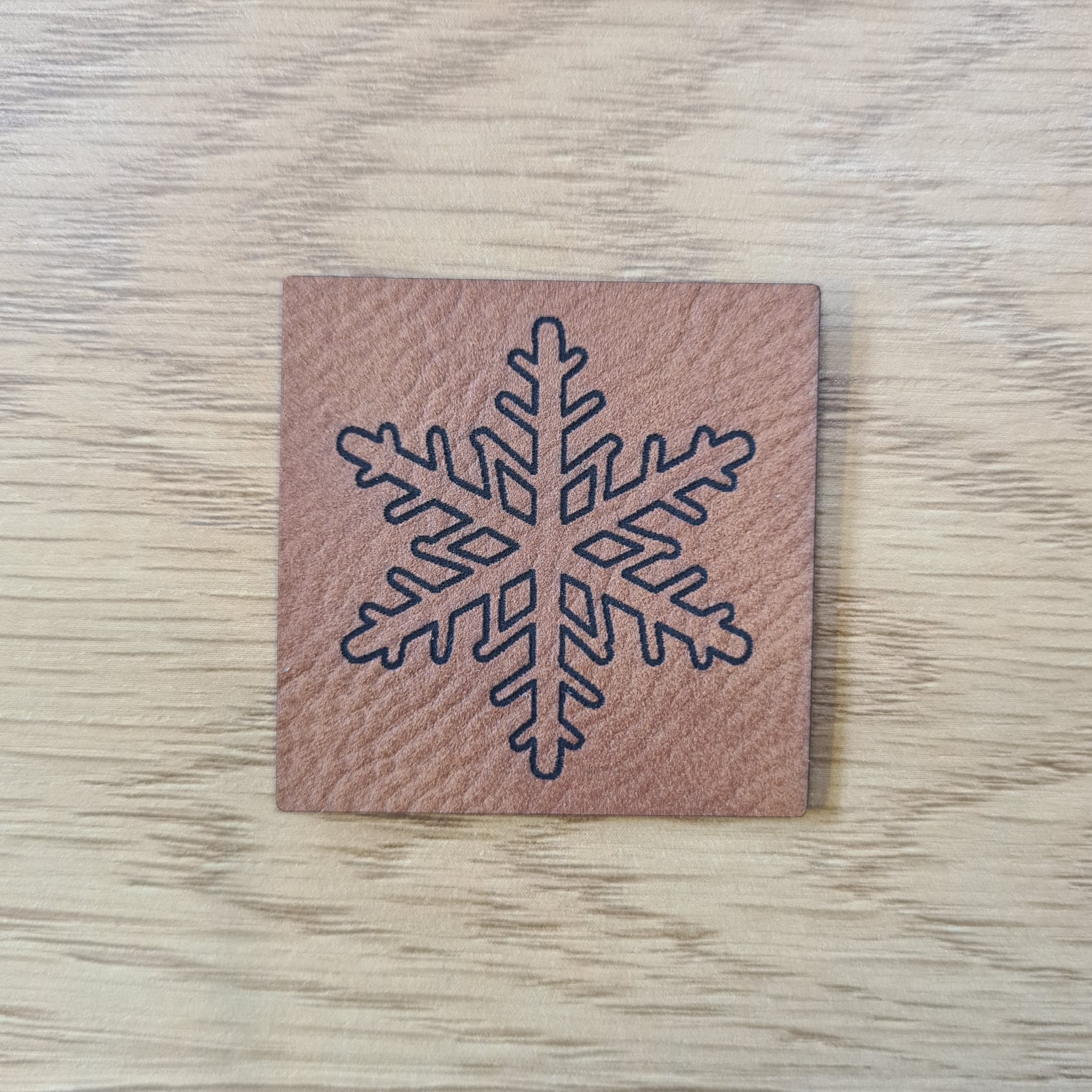 „Schneeflocke“ Nählabel 4×4 cm – vegan, handmade, Schnuckidu® Kunstleder Braun