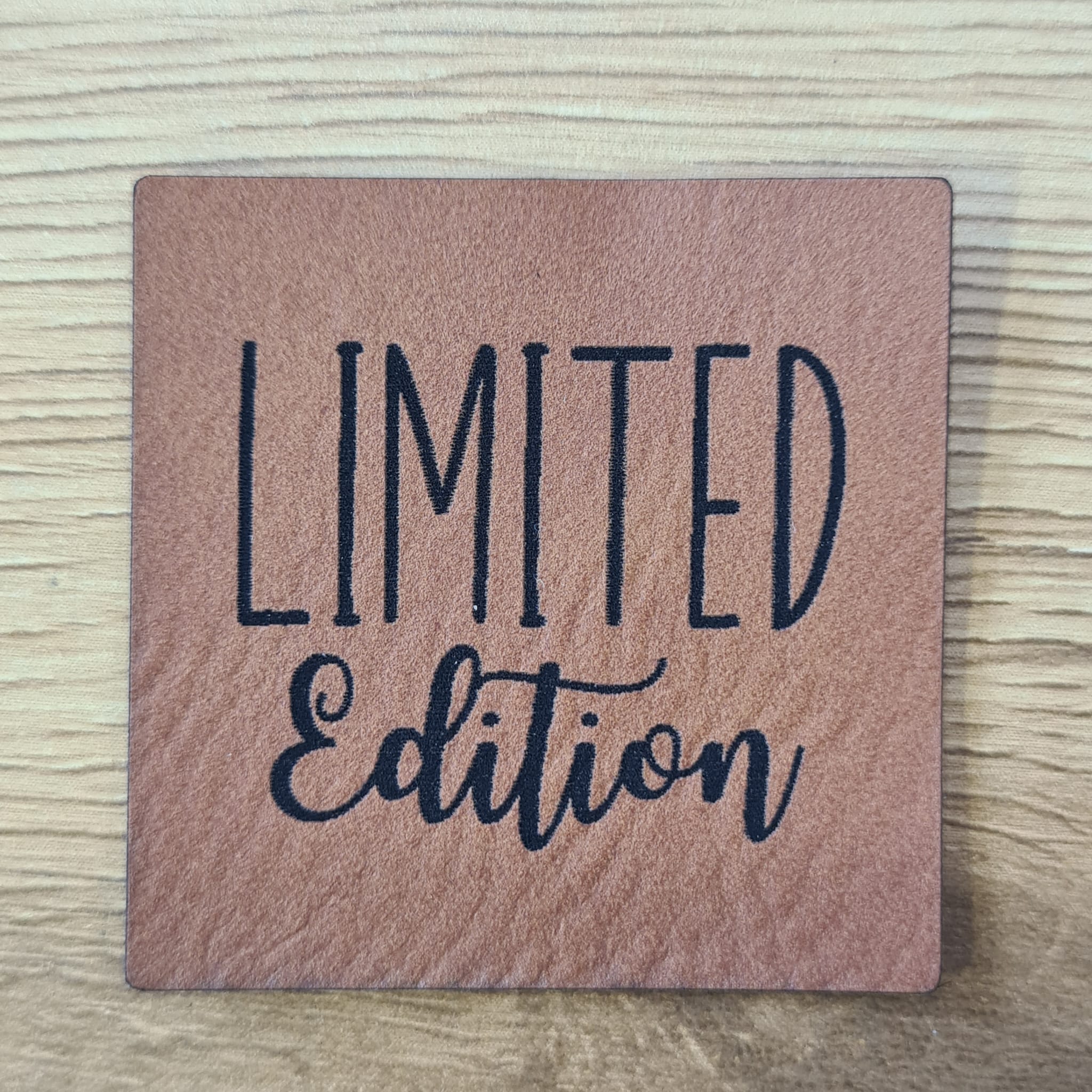 „Limited Edition“ Nählabel ca. 4x4 cm – vegan, handmade, Schnuckidu® Kunstleder Braun
