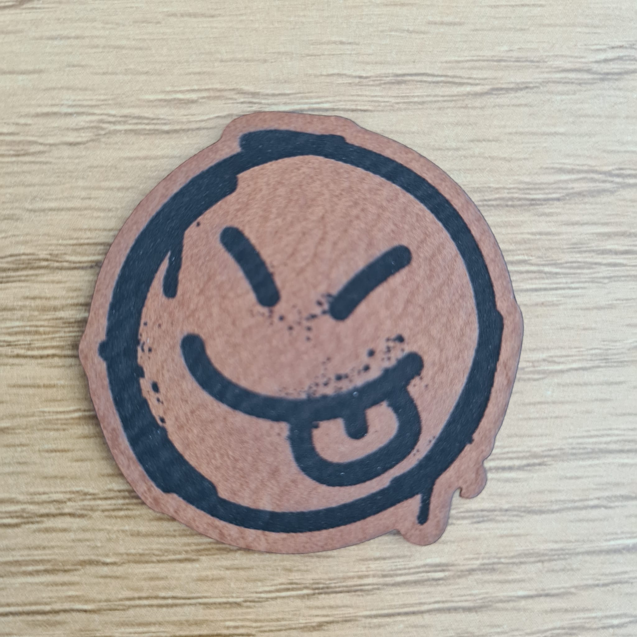 „Smiley“ Nählabel ca. 4 cm – vegan, handmade, Schnuckidu® Kunstleder Braun