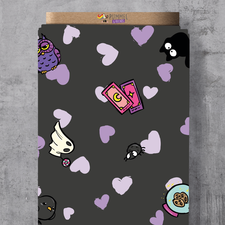 Pummeleinhorn Lizenzstoff "Spooky Herzchen" in Grau – Halloween-Design mit Geistern, schwarzen Katzen, Eulen und magischen Kekskugeln auf grauem Grund mit Herz-Muster.