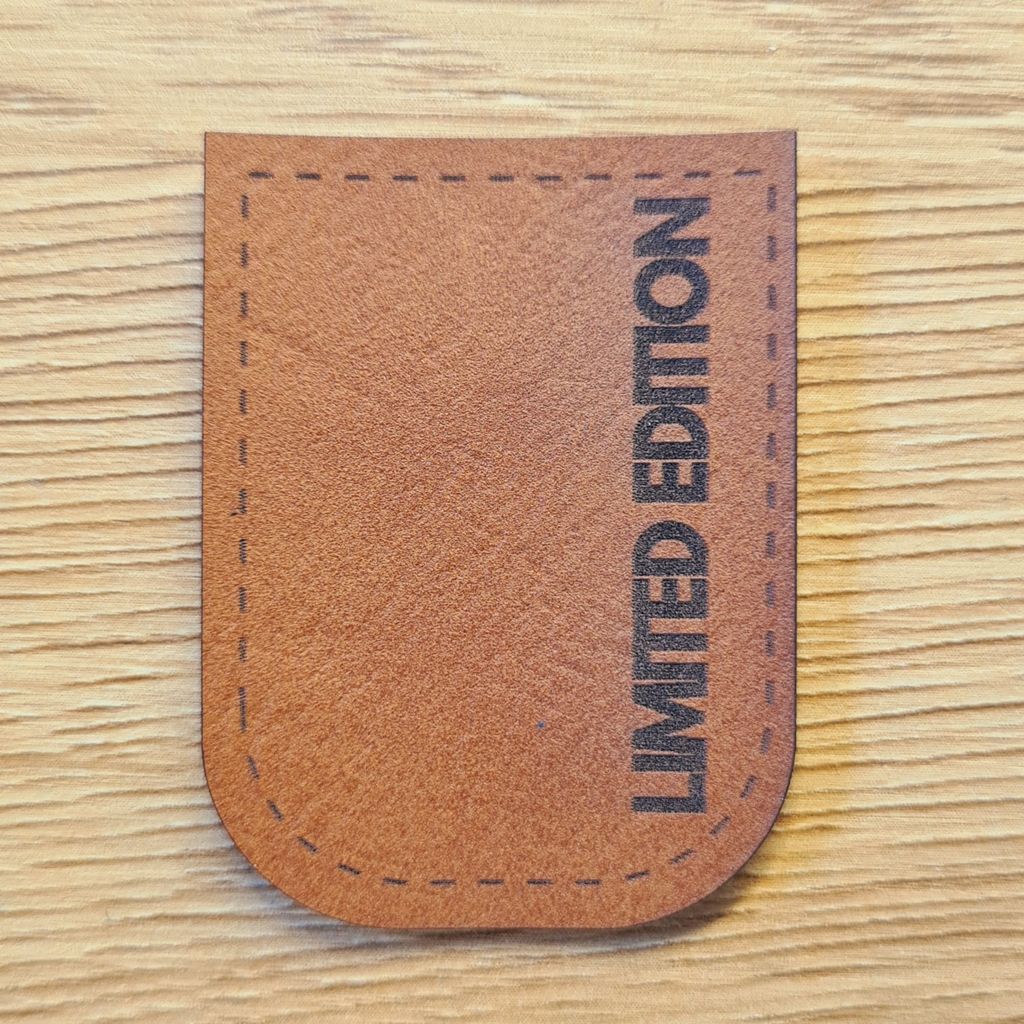Braunes Kunstleder-Kordelende „LIMITED EDITION“, U-förmig zum Aufnähen, exklusiver Abschluss für Unikate, vegan, laser-graviert bei Schnuckidu