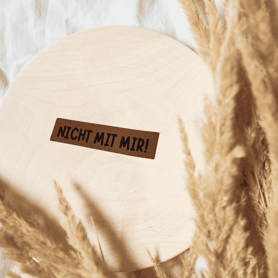 Schmales, rechteckiges braunes Kunstleder-Label mit dem Schriftzug „Nicht mit mir!“, 4,2 x 1,3 cm, veganes Nählabel für charakterstarke Kleidung, laser-graviert bei Schnuckidu.