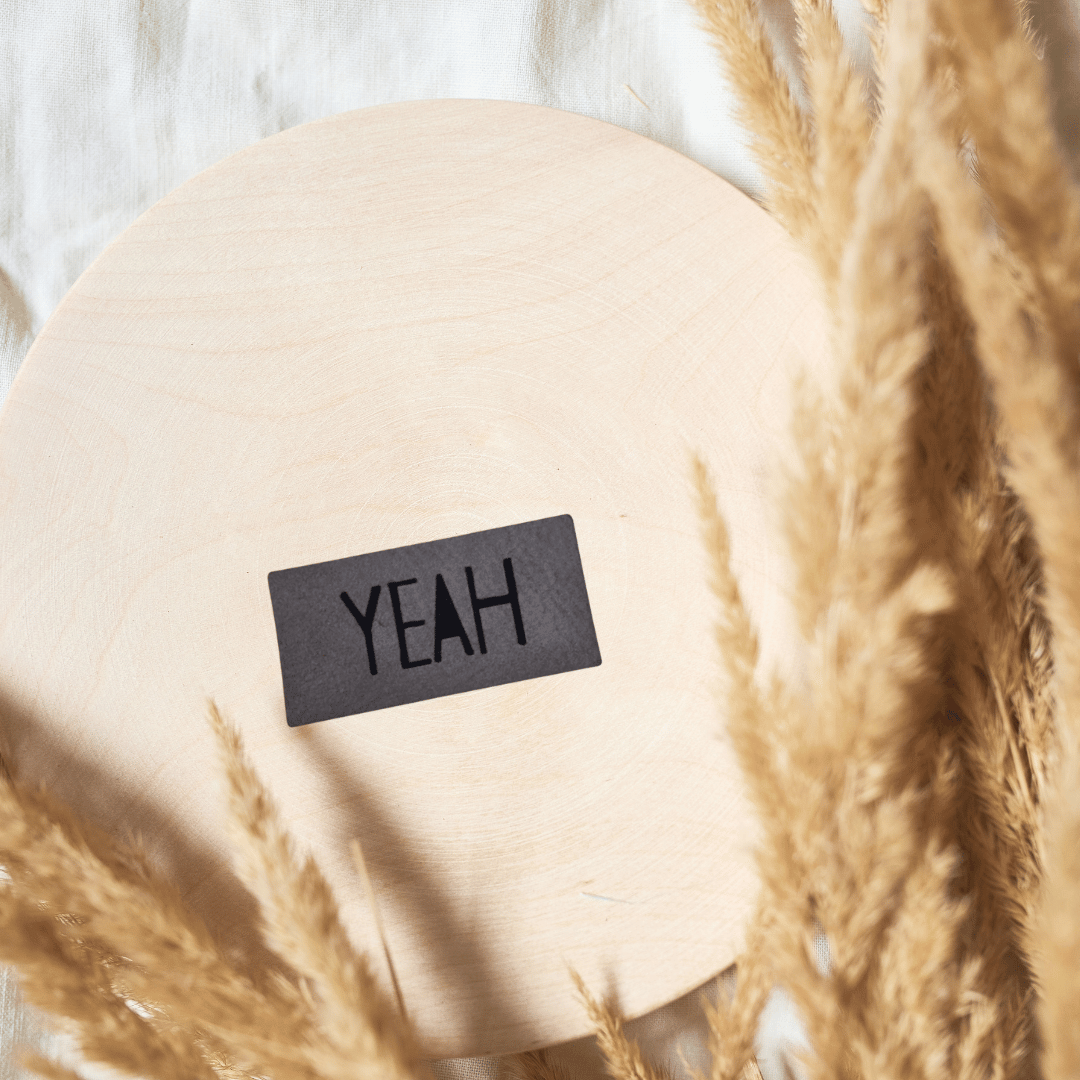 „Yeah“ Nählabel 2,4×5 cm – vegan, handmade, Schnuckidu® Kunstleder Grau/Schwarz