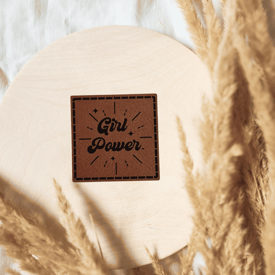 Quadratisches braunes Kunstleder-Label mit dem Schriftzug „Girl Power“, 4 x 4 cm, veganes Nählabel für selbstbewusste Frauen- und Kinderkleidung, laser-graviert bei Schnuckidu.