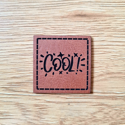 Kunstleder-Label „COOL!“, 4 x 4 cm, lässiges Patch für Streetwear, vegan, laser-graviert bei Schnuckidu, in Braun oder Schwarz
