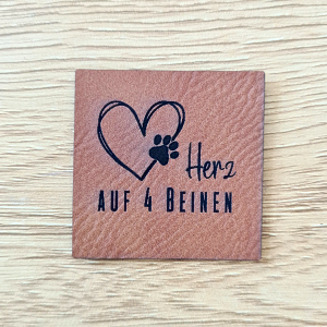 Quadratisches braunes Kunstleder-Label mit dem Spruch „Herz auf 4 Beinen“, ca. 4 x 4 cm, veganes Leder-Patch für Hundefreunde und Haustier-Zubehör, laser-graviert bei Schnuckidu
