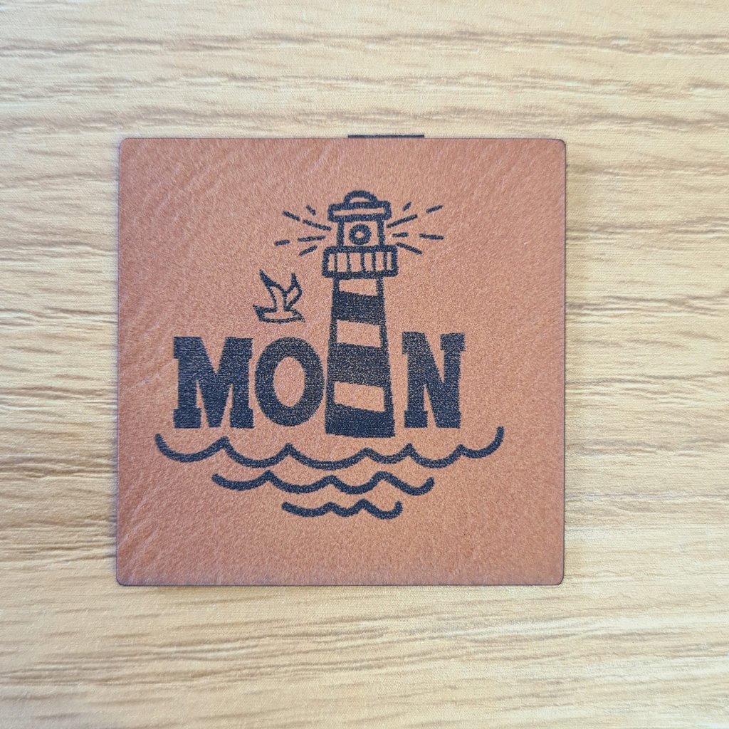 Quadratisches braunes Kunstleder-Label mit Leuchtturm-Motiv und Schriftzug „Moin“, ca. 4 x 4 cm, veganes Leder-Patch für maritime Nähprojekte, laser-graviert bei Schnuckidu