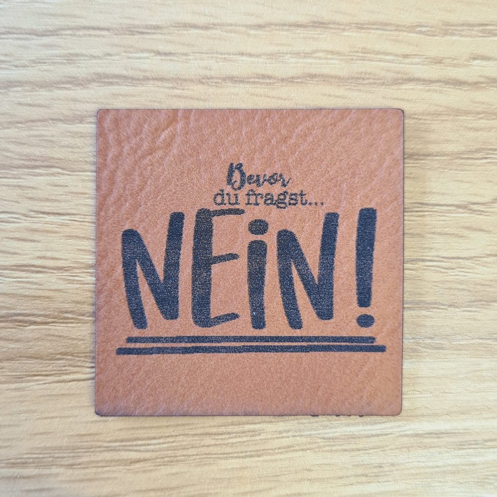 Quadratisches braunes Kunstleder-Label mit dem Spruch „Bevor du fragst.. NEIN!“, ca. 4 x 4 cm, veganes Leder-Patch mit humorvollem Statement, laser-graviert bei Schnuckidu