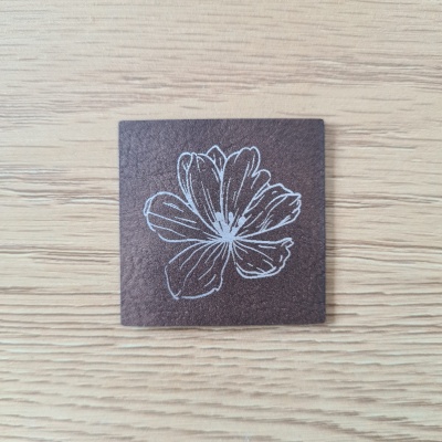 „Blume“ Nählabel 4×4 cm – vegan, handmade, Schnuckidu® Kunstleder Braun/Silber