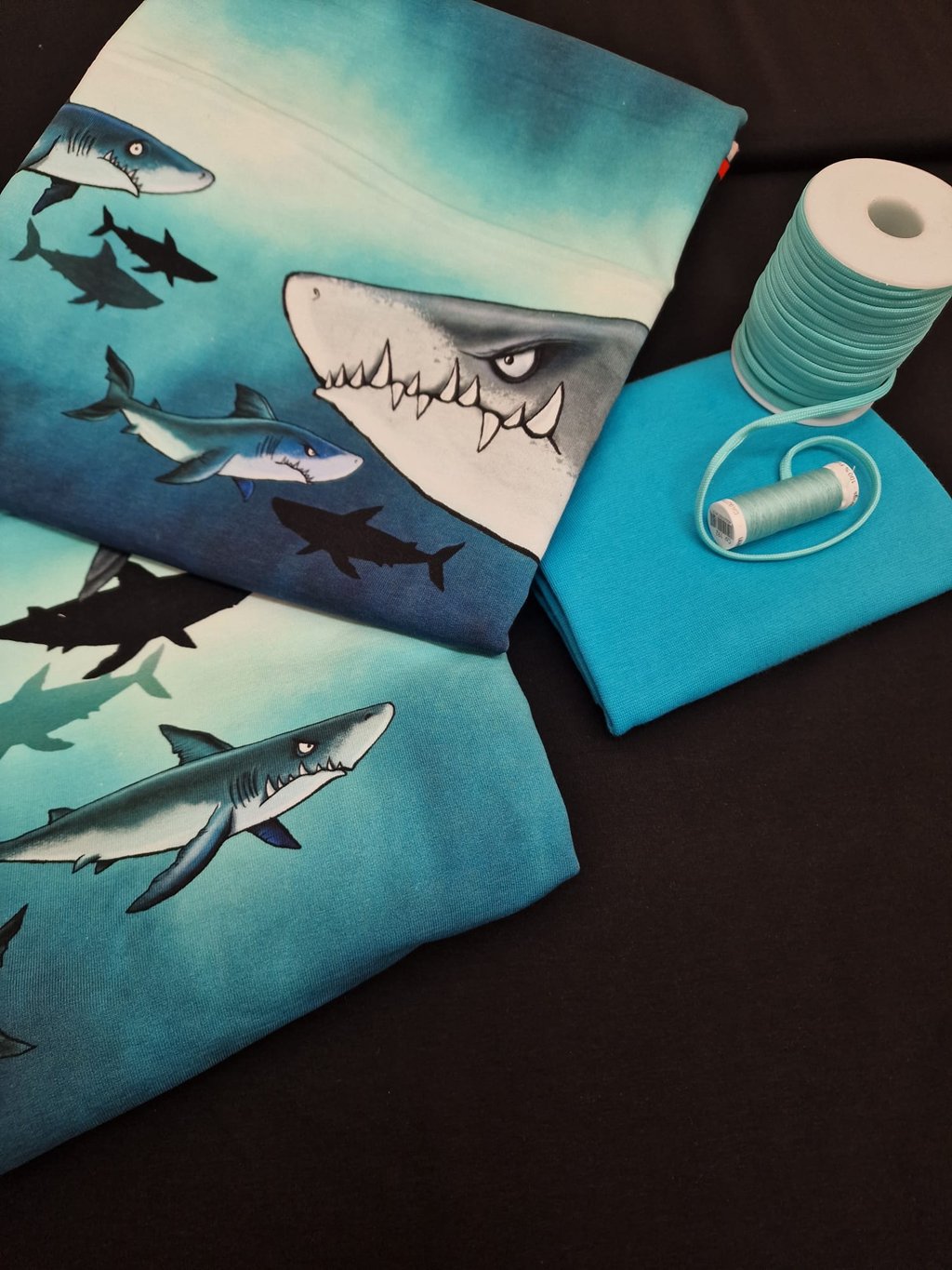 Panel - French Terry - Shark Tank by Thorsten Berger - ca. 85cm x 150cm - Kleine Haie