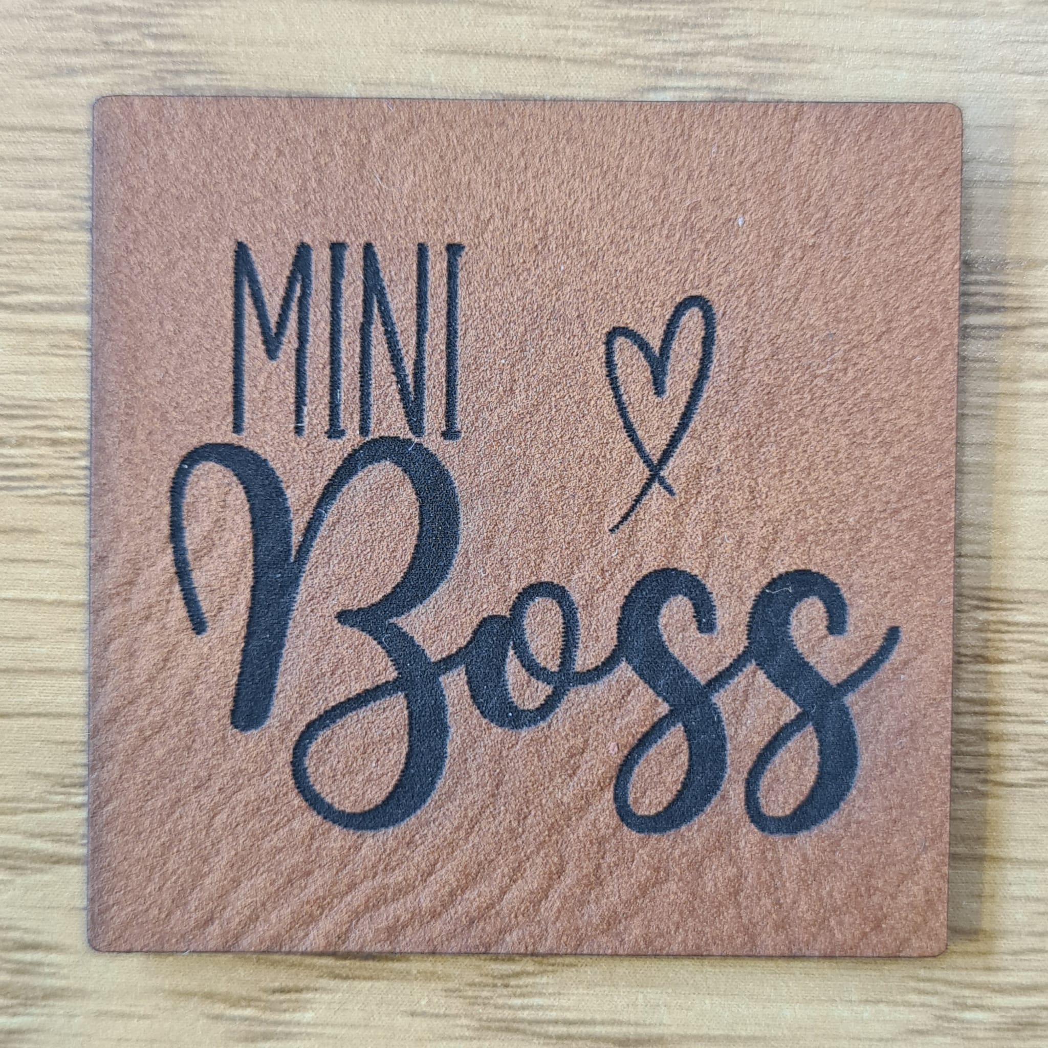 „Mini Boss“ Nählabel 4×4 cm – vegan, handmade, Schnuckidu® Kunstleder Braun
