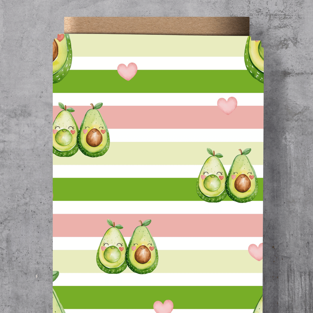 Eigendesign Stoff "Avocado" aus der Früchtekollektion – Süße Avocado-Paare mit Herzchen auf einem gestreiften Hintergrund in Grün, Rosa und Hellgelb, exklusive Vororder bei Schnuckidu.