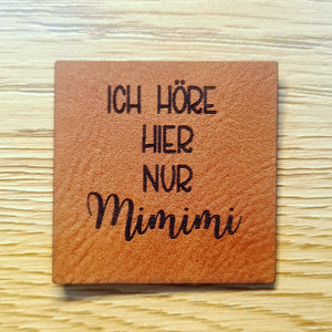 „Ich höre hier nur MIMIMI“ Nählabel 4×4 cm – vegan, handmade, Schnuckidu® Kunstleder Braun