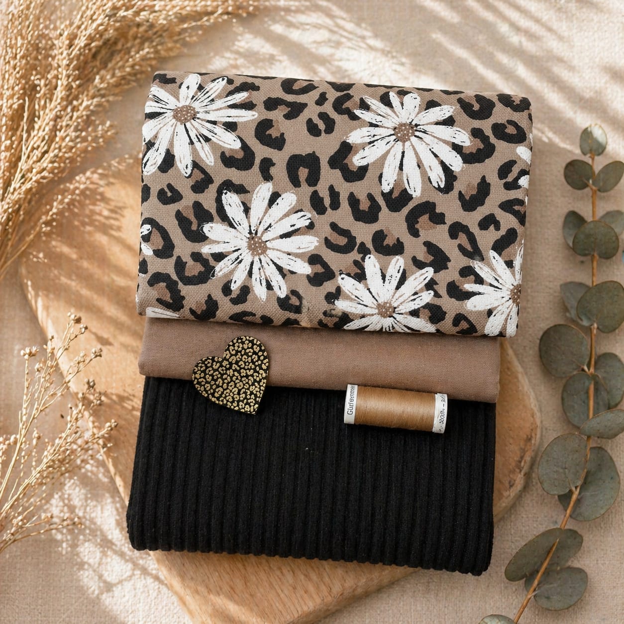 Stoffpaket Leoblume mit Eigendesign-Canvas, beiger Webware, schwarzem Cord, Nähgarn und herzförmigem Kunstlederlabel von Schnuckidu