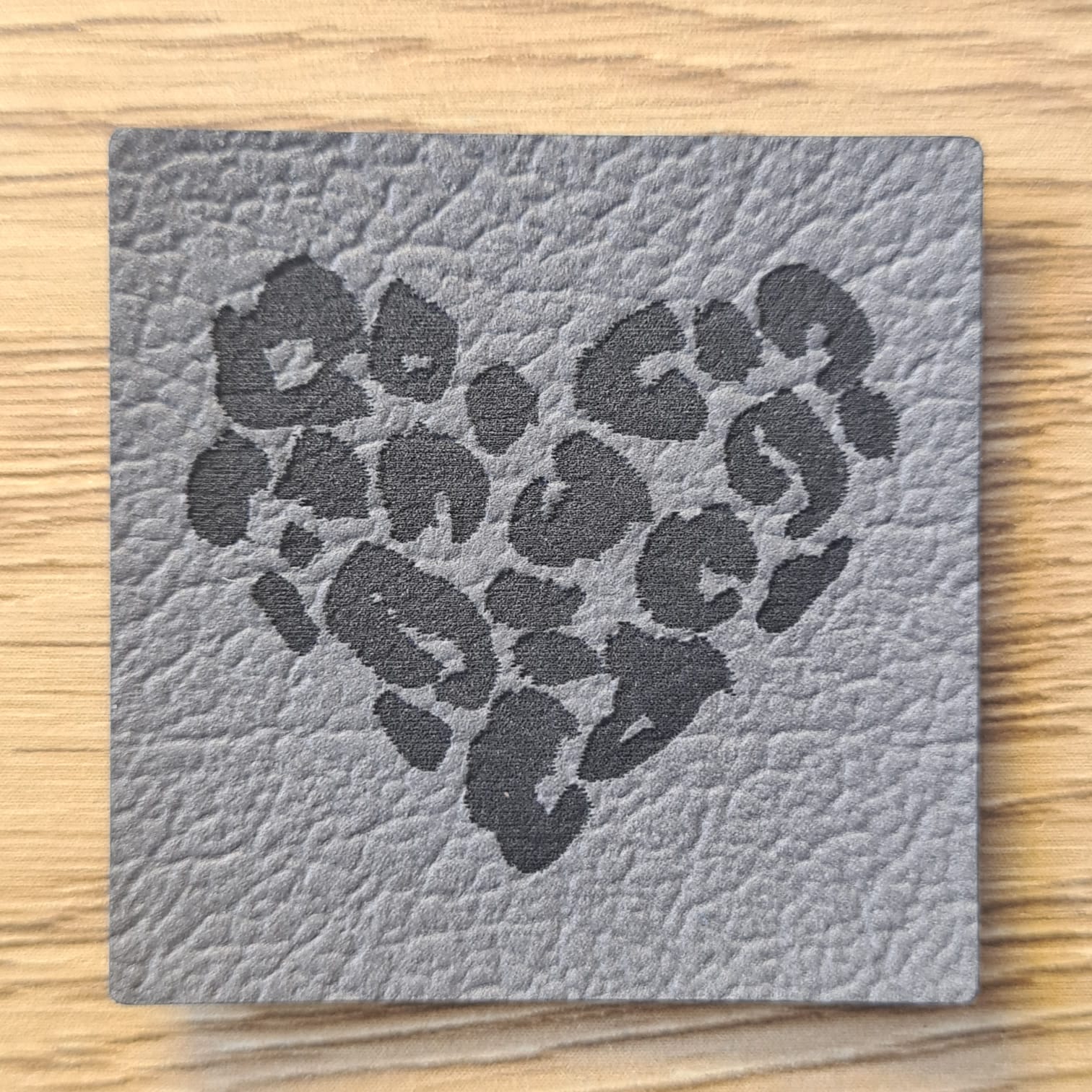 „Leo Herz“ Nählabel 4x4cm – vegan, handmade, Schnuckidu® Kunstleder Label Grau | ✉ Versand als Brief - nur 2,99€