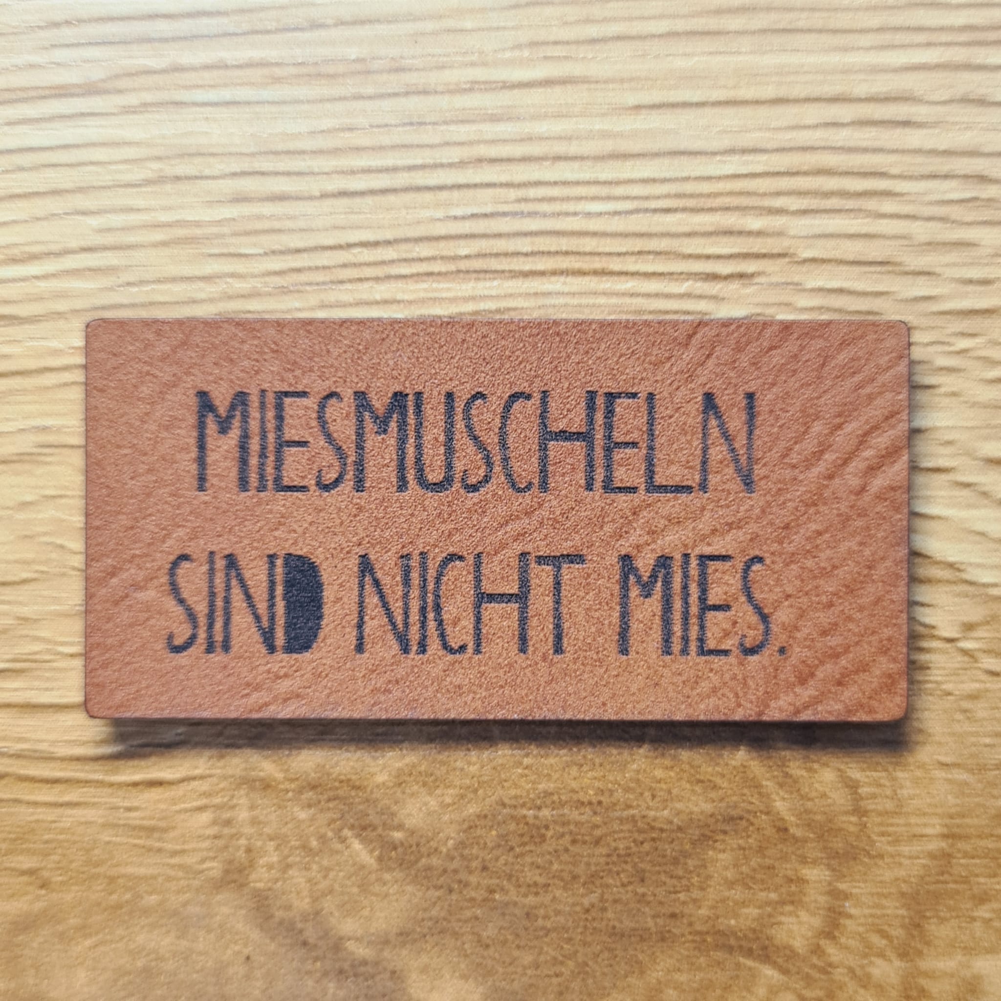 „Miesmuscheln sind nicht mies“ Nählabel 5x2,9 cm – vegan, handmade, Schnuckidu® Kunstleder Braun
