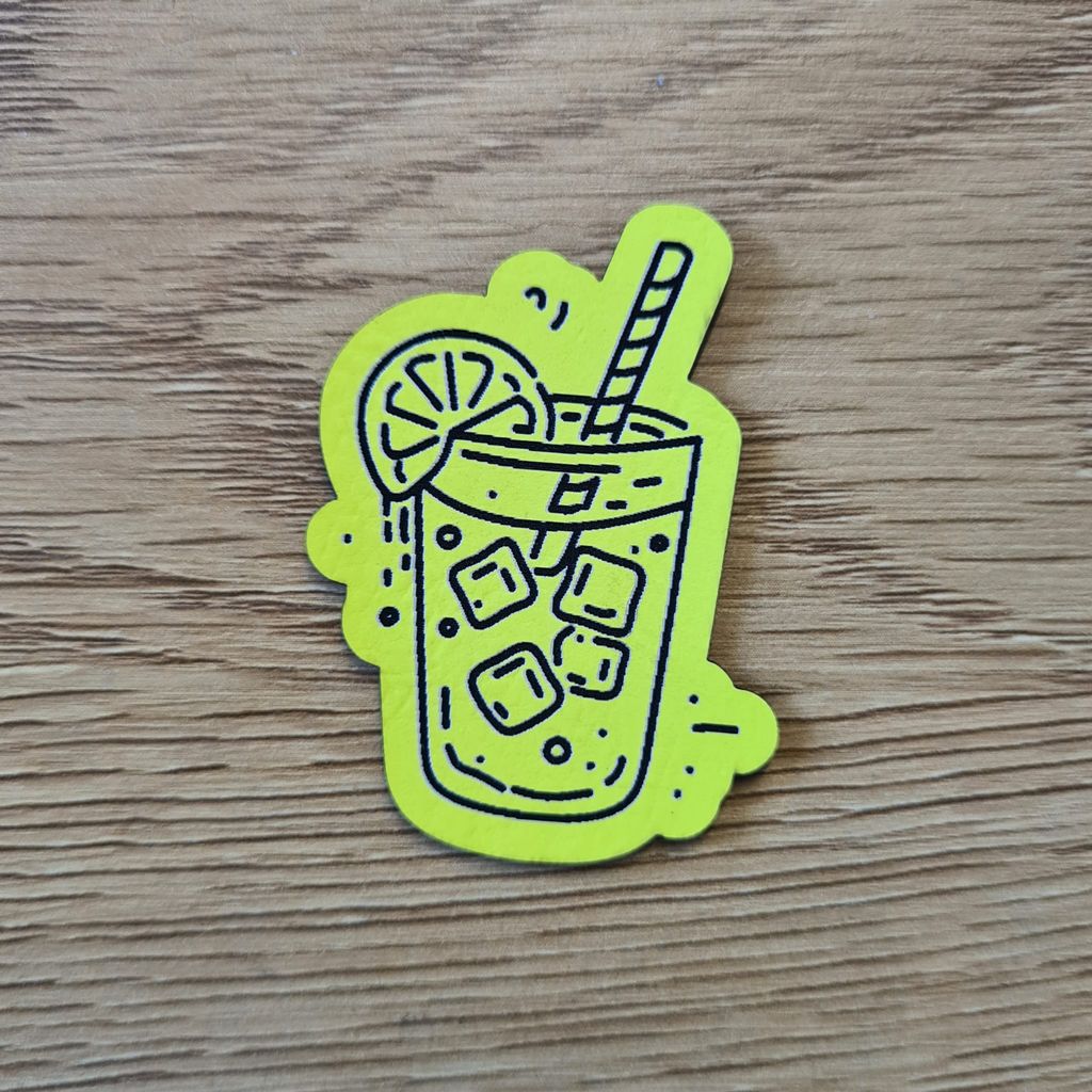 Neongelbes Kunstleder-Nählabel in Freiform als erfrischendes Sommergetränk mit Strohhalm, 4 x 5 cm, veganes Patch für farbenfrohe Sommerkleidung, laser-graviert bei Schnuckidu