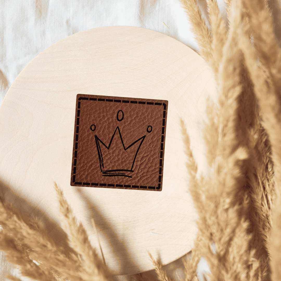 „Krone“ Nählabel 4×4 cm – vegan, handmade, Schnuckidu® Kunstleder Braun/Schwarz