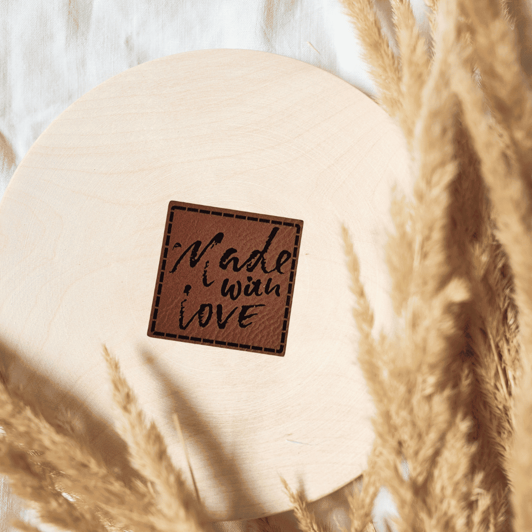 „Made with love“ Nählabel 4×4 cm – vegan, handmade, Schnuckidu® Kunstleder Braun/Schwarz