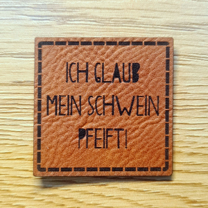 „Ich glaub mein Schwein pfeift“ Nählabel 4×4 cm – vegan, handmade, Schnuckidu® Kunstleder Braun 