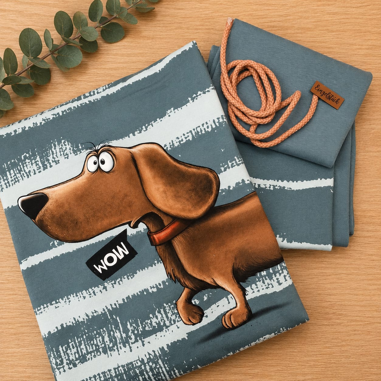 Limitierte Näh-Box Stoffpaket Dachshund Berny von Thorsten Berger mit French Terry Panel, Streifen-Kombistoff, blaugrauem Bündchen, Apricot-Kordel und Einzelstück Kunstlederlabel