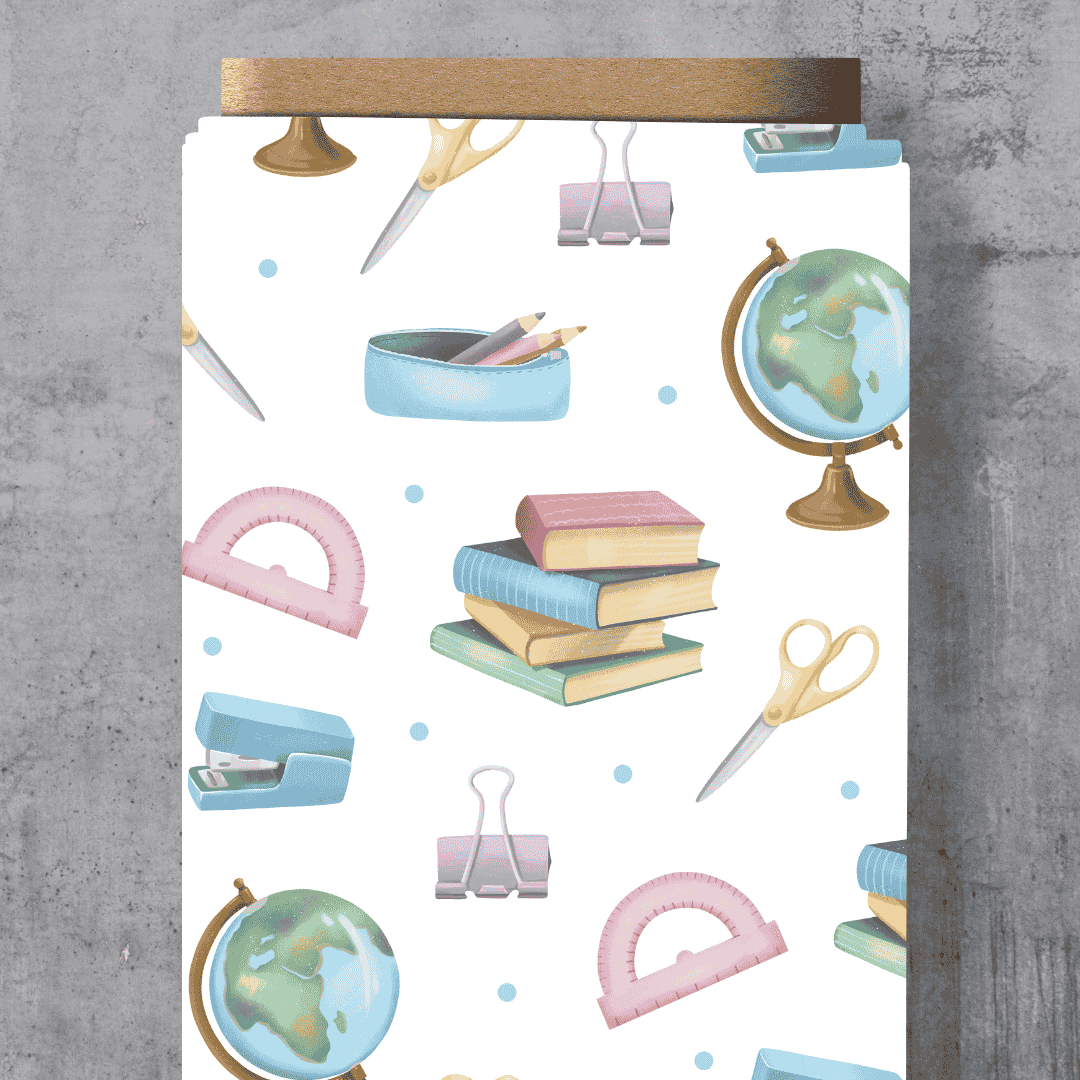 Eigendesign Stoff "Back to School" – Fröhliches Schulanfang-Muster mit bunten Schultüten, Bleistiften, Linealen und ABC-Motiven auf weißem Grund, exklusive Vororder.