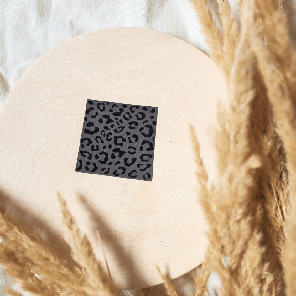 Quadratisches graues Kunstleder-Label mit Leopard-Muster (Leo-Print), 4 x 4 cm, veganes Nählabel für modische Kleidung und Accessoires, laser-graviert bei Schnuckidu.