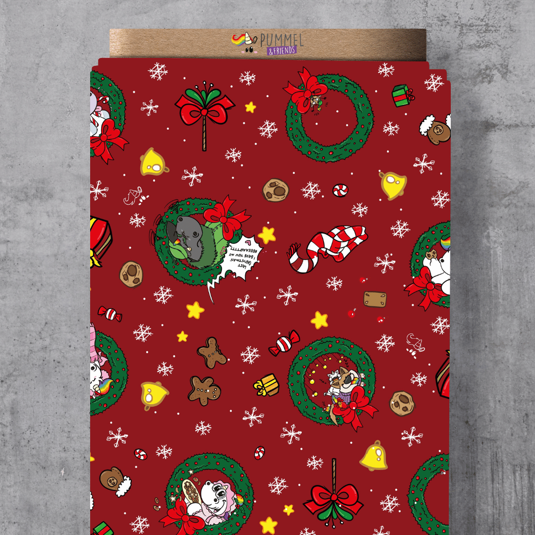 Pummeleinhorn Lizenzstoff "Weihnachtskränze" in Rot – Festliches Design mit Pummeleinhorn, Grummel und Freunden in Adventskränzen, Schneeflocken und Lebkuchen auf rotem Grund, exklusive Vororder.