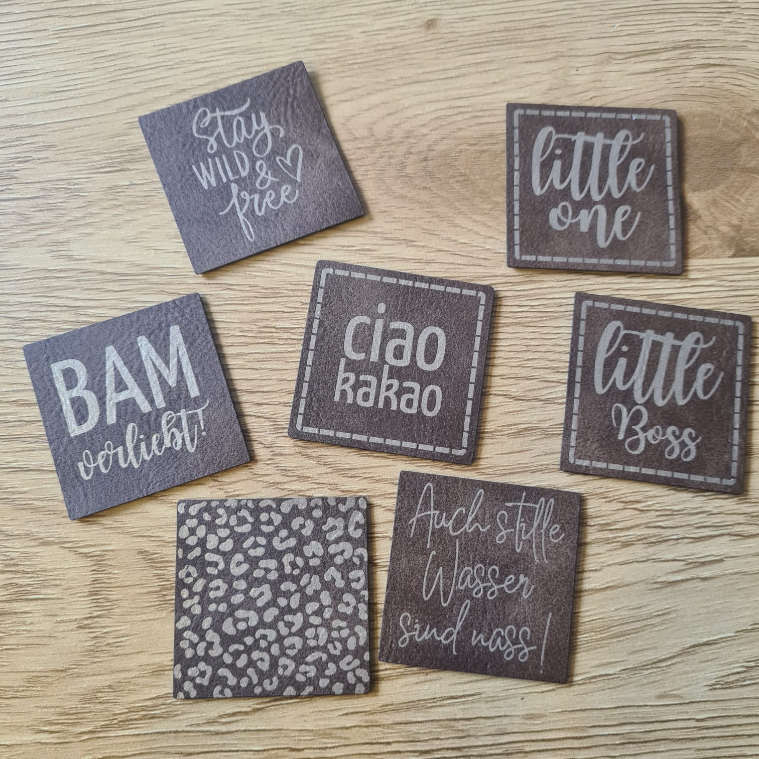 Schnuckidu  - Kunstleder Label - vegan - Braun/Gold - 7 Stück - 4x4cm Kopie