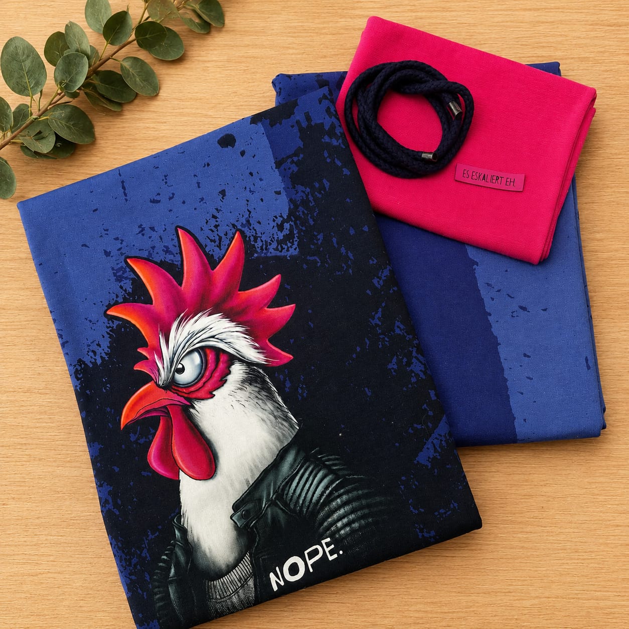 Limitierte Näh-Box Stoffpaket Chickeria NOPE von Thorsten Berger mit French Terry Panel, blauem Kombistoff, pinkem Bündchen, dunkler Kordel und Es Eskaliert Eh Label
