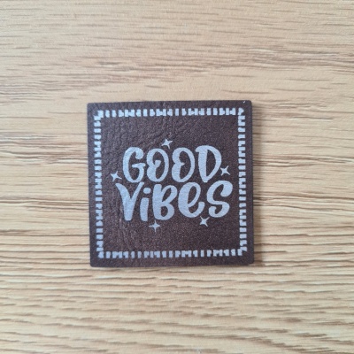 "Good Vibes" Nählabel 4×4 cm – vegan, handmade, Schnuckidu® Kunstleder Braun/Silber