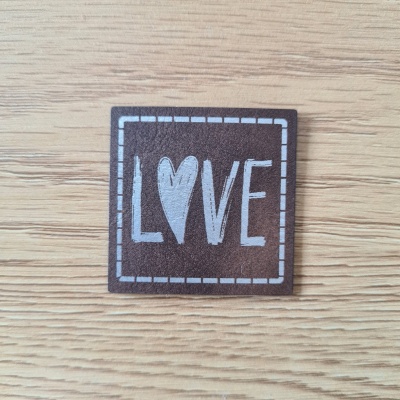 "LOVE" Nählabel 4×4 cm – vegan, handmade, Schnuckidu® Kunstleder Braun/Silber