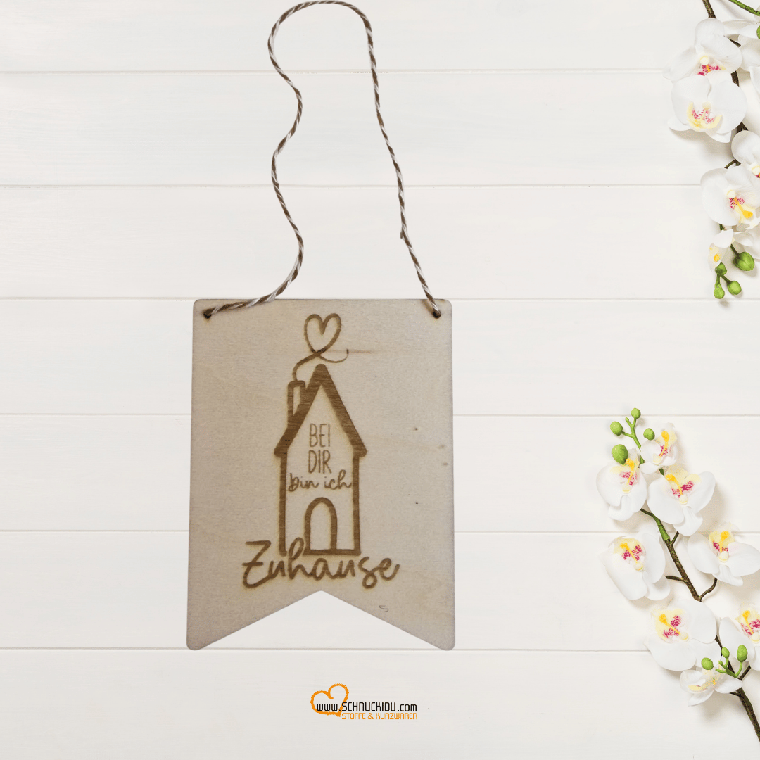 Holzschild - Wimpel - Lasergraviert - 7,6cm x 10cm - Bei dir bin ich zuhause