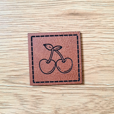„Kirschen“ Nählabel 4×4 cm – vegan, handmade, Schnuckidu® Kunstleder Braun/Schwarz