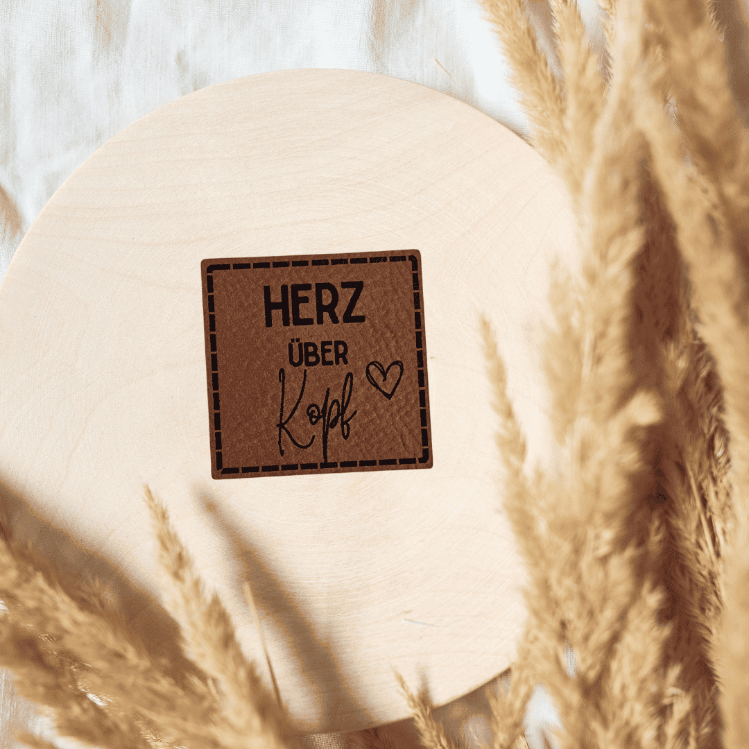 „Herz über Kopf“ Nählabel 4×4 cm – vegan, handmade, Schnuckidu® Kunstleder Braun/Schwarz