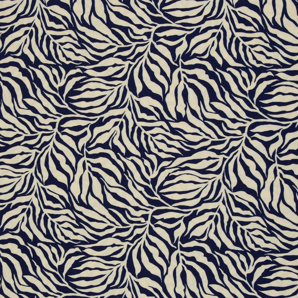 Luftige Viskose-Webware "Zebra Jungle" von Bienvenido Colorido für Swafing, abstraktes Blättermuster im Zebra-Stil in tiefem Navy-Blau auf hellem Grund, 100% Viskose, fließender Fall