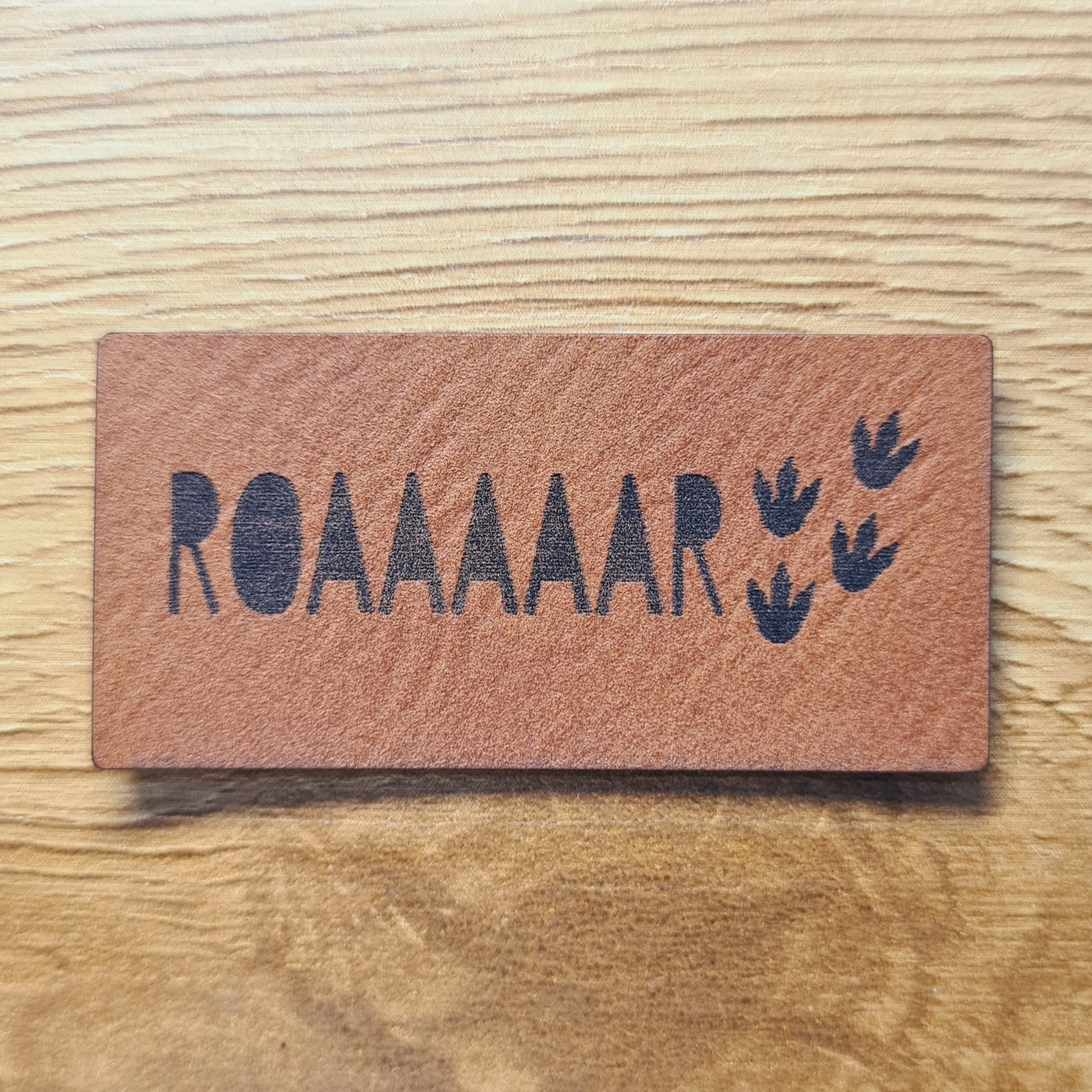 „Roarrrrr“ Nählabel 5×2,4 cm – vegan, handmade, Schnuckidu® Kunstleder Braun
