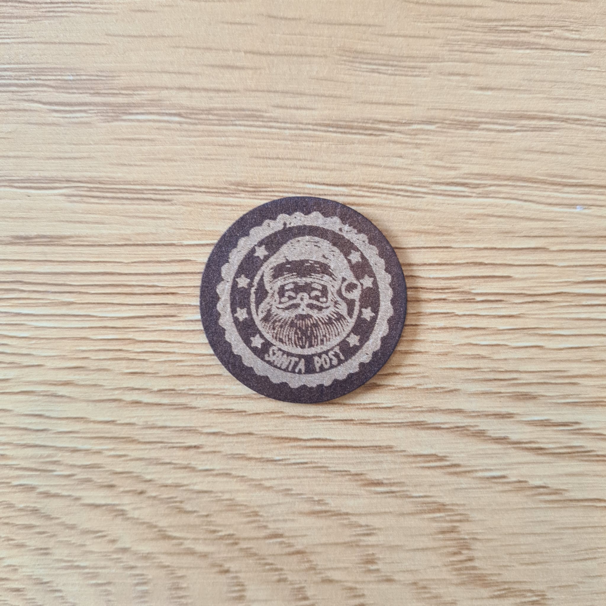 Rundes Kunstleder-Label „Santa Post“ mit Poststempel-Motiv, 2,9 cm, Braun mit Gold-Gravur, veganes Näh-Label zum Geburtstagspreis, laser-graviert bei Schnuckidu.