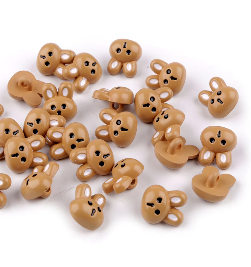 Brauner Motivknopf in Hasenform mit rückseitiger Öse, 15x17 mm, ideal für Kinderkleidung, Osterprojekte und niedliche Akzente an Strickjacken.