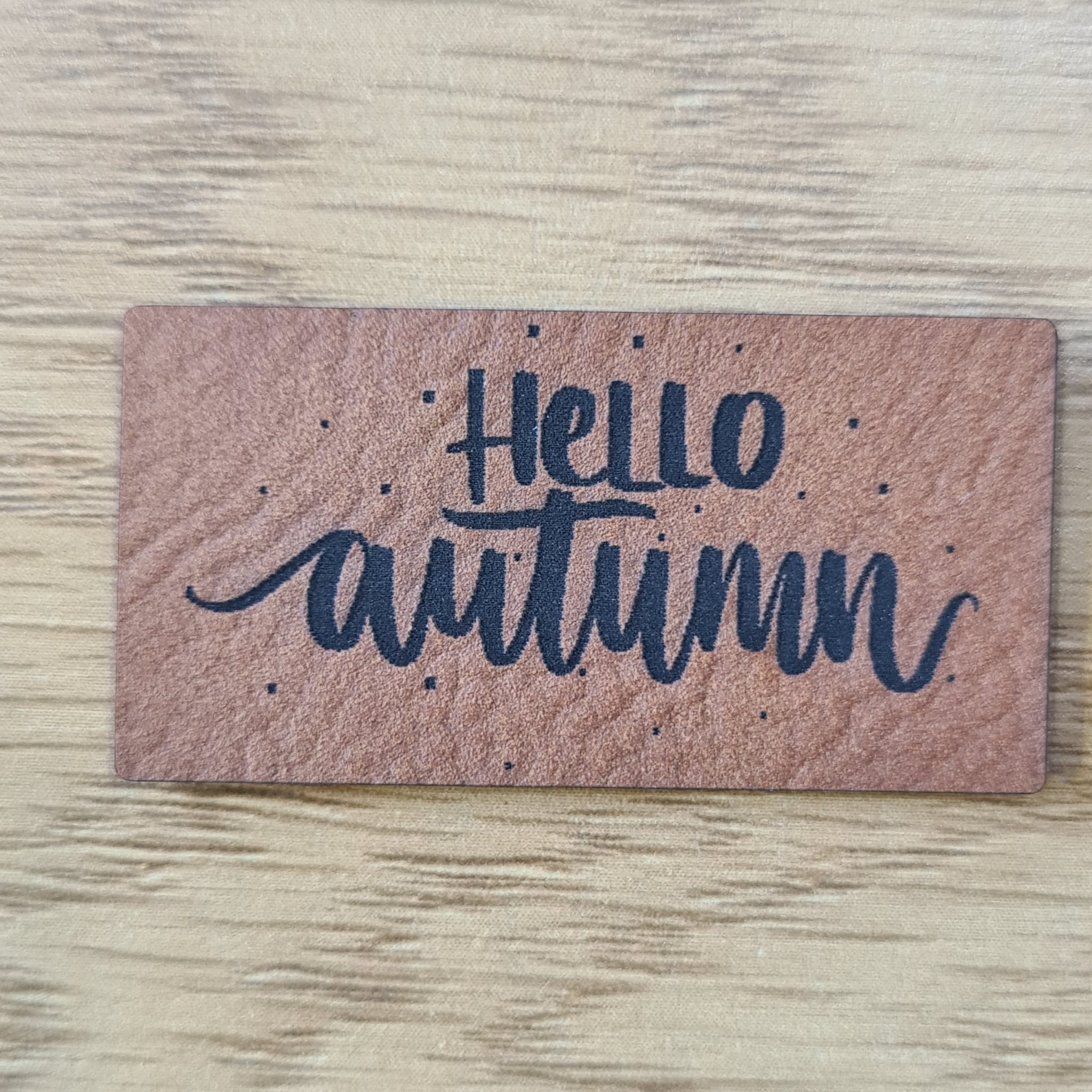 „Hello Autumn“ Nählabel 4×2 cm – vegan, handmade, Schnuckidu® Kunstleder Braun