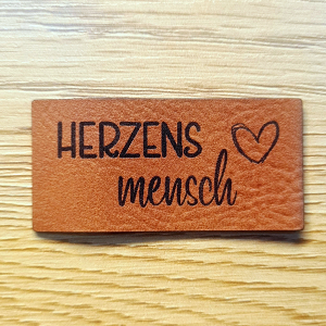 „Herzensmensch“ Nählabel 5×2,4 cm – vegan, handmade, Schnuckidu® Kunstleder Braun