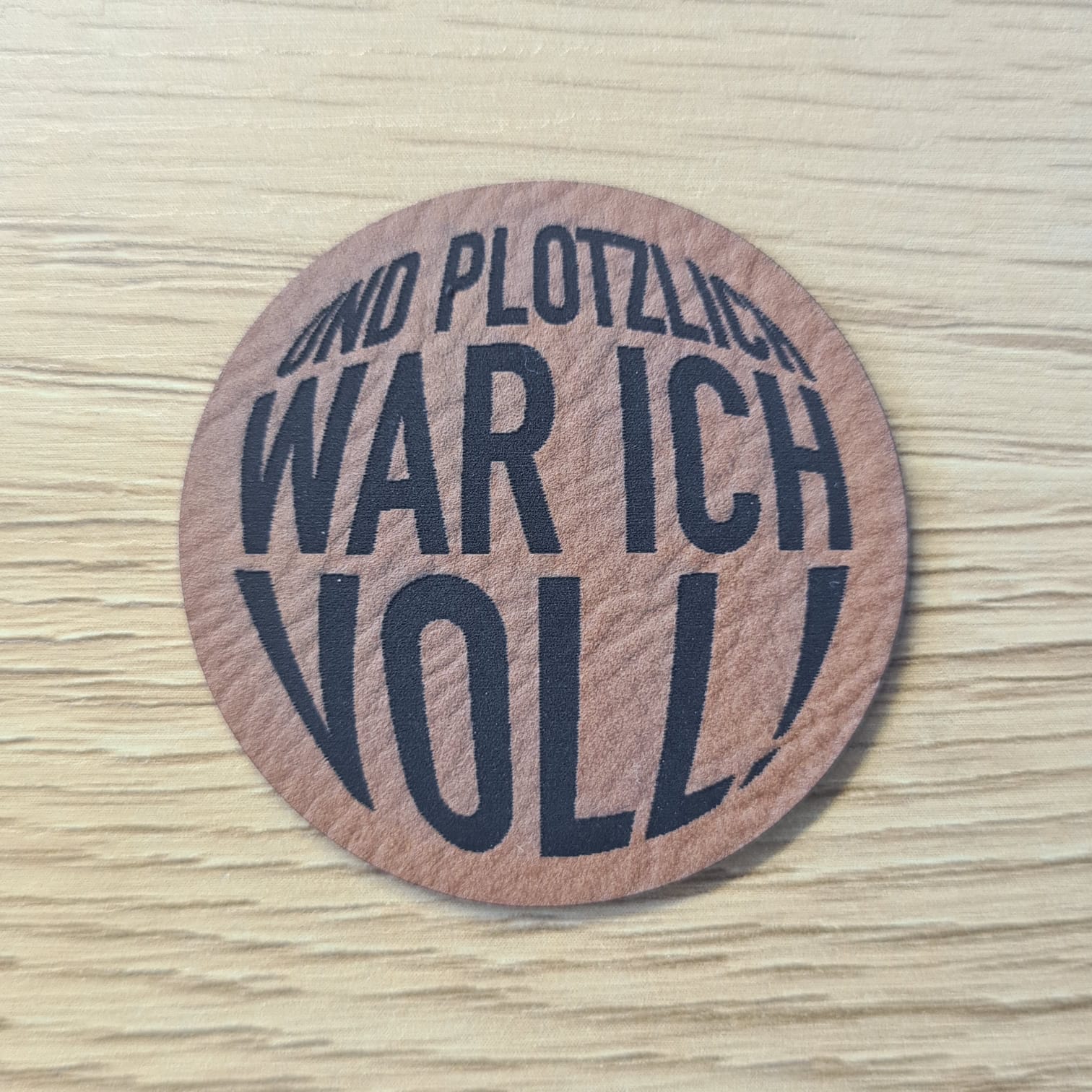 Schnuckidu Kunstleder Nählabel in Braun rund mit kreisförmig angepasstem Schriftzug Und plötzlich war ich voll.
