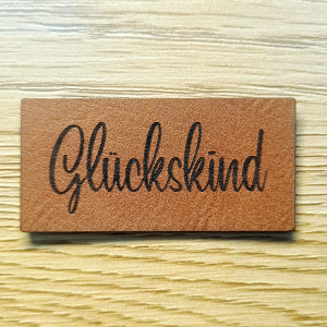„Glückskind“ Nählabel 5×2,4 cm – vegan, handmade, Schnuckidu® Kunstleder Braun