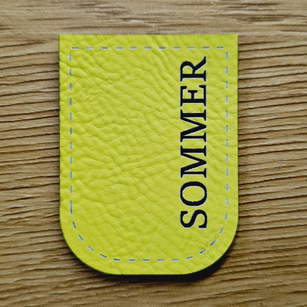 Kordelende aus neongelbem Kunstleder mit Schriftzug „SOMMER“, U-förmig zum Aufnähen, auffälliges Label für sommerliche Kleidung, vegan, laser-graviert bei Schnuckidu