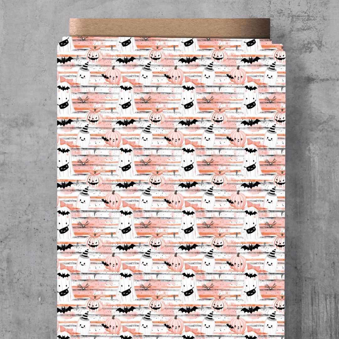 Wunderschöner Kinderstoff mit dem Schnuckidu-Eigendesign „Geister Koralle“ – niedliche kleine Gespenster auf einem warmen, leuchtenden Hintergrund in Koralle.
